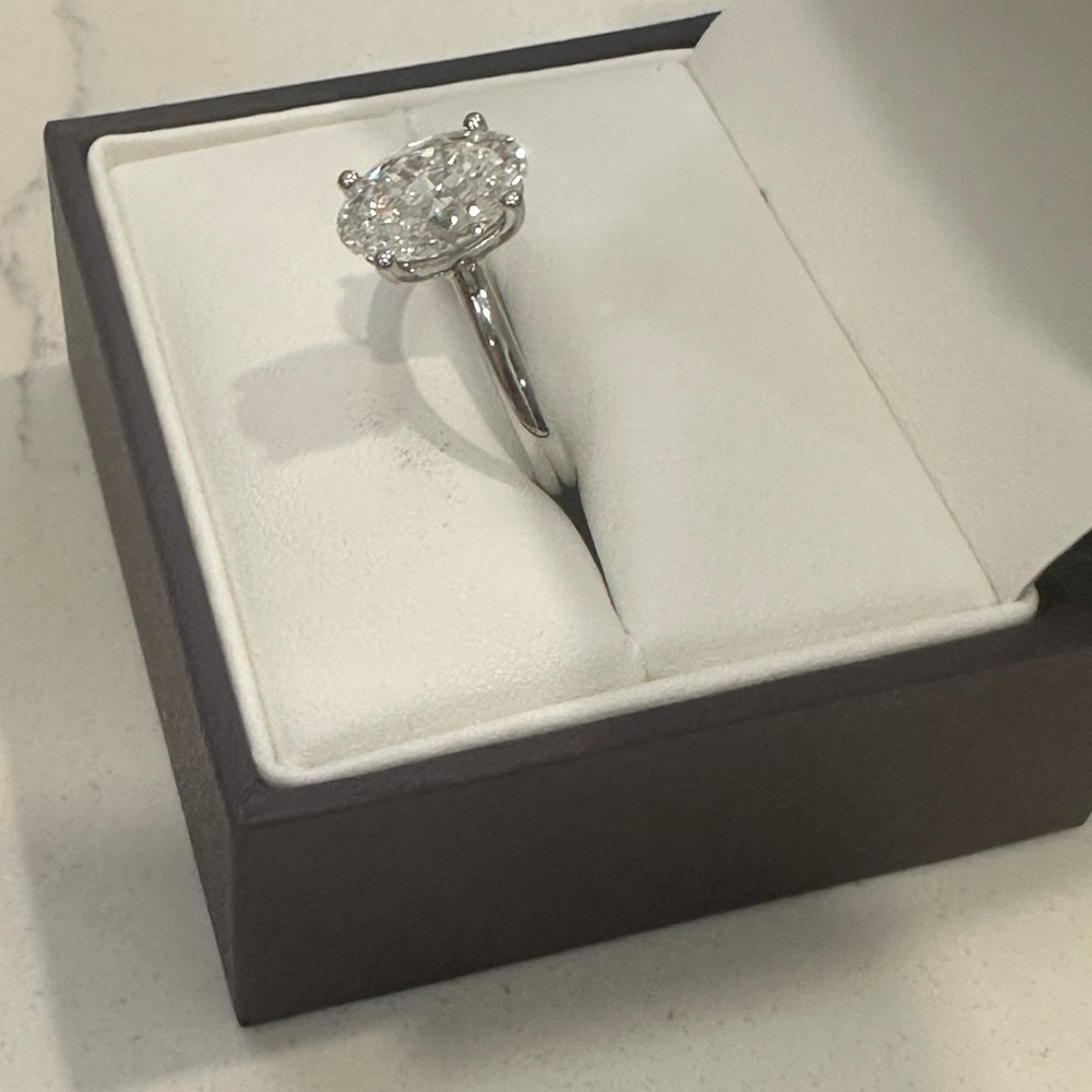 3.07 lab created diamond oval cut - F Vs2 - platinum